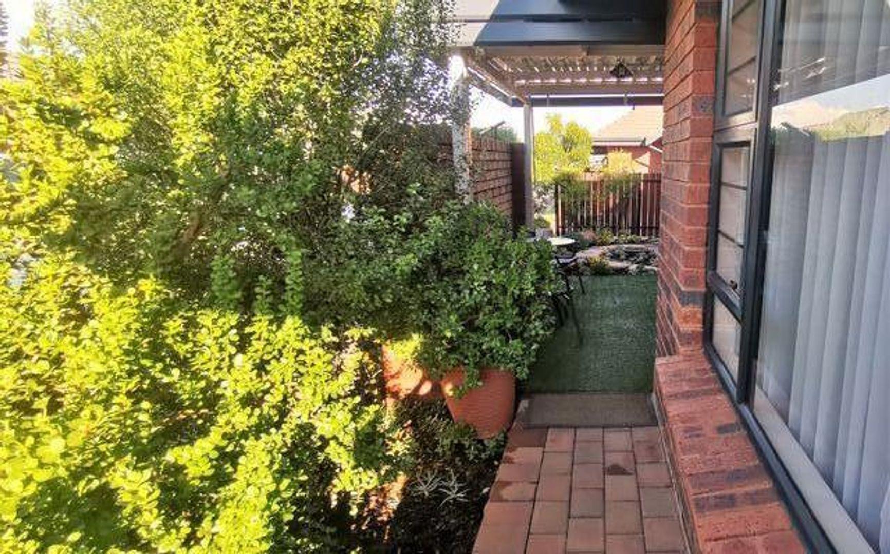 2 Bedroom House for sale in Olympus AH 3bfs Bronberg Retirement