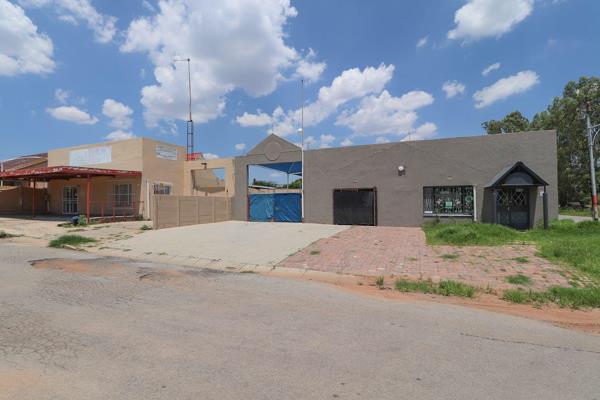 Commercial property offers:

1x vacant stand - Price of R100 000

Reception area - Built-in cupboards, tiled floors
Storeroom - ...