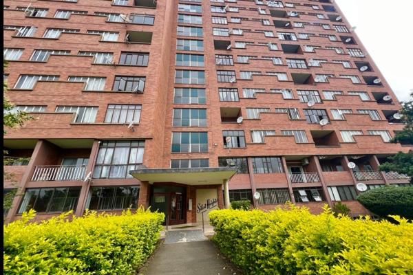 This very spacious unit is positioned within a secure block that offers 24 hour security. 

It offers a fitted kitchen, a lounge/ ...