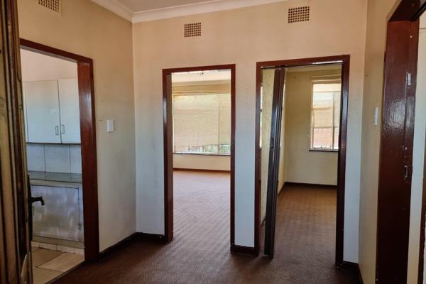 1 Bedroom flat with lounch and closed balcony.
Prepaid meter
Water included
Street parking available