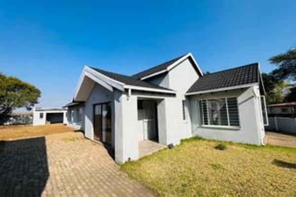 This home is located in a good location close to schools , highway access and shopping centres.

The home is built on a large stand  ...