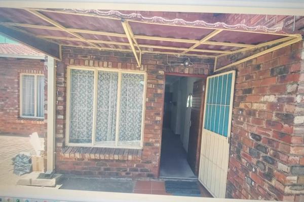 Small 2 bedroom townhouse in the middle of Parys business area.  
Walking distance to and from work. 
It offers a lounge, kitchen ...