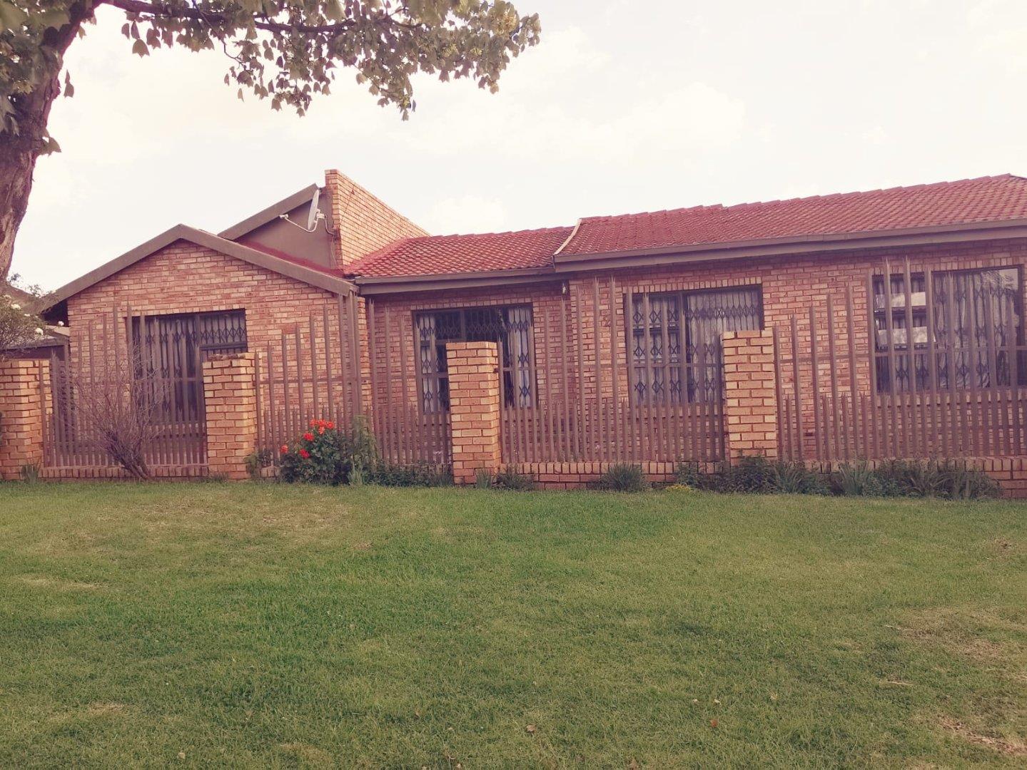 3 Bedroom House for sale in Leachville Ext 1 72 Augrabies P24113879228