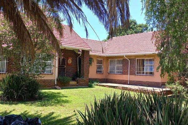 Situated on a large corner stand, this property offers way more than most!
FEATURES:
4 Bedrooms (BIC)
Large extra nursery / study ...