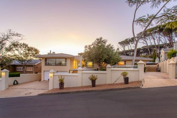 Exclusive mandate: Stunning family home on the slopes of Paarl mountain with beautiful views!

This fabulous home offers easy, family ...