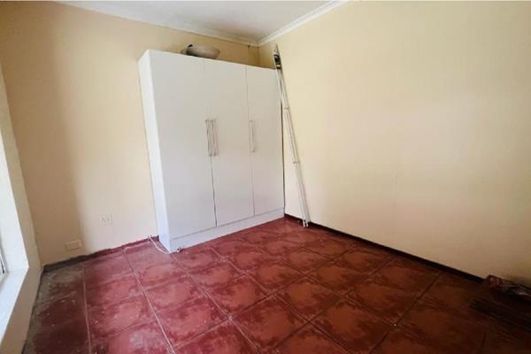 This room is very spacious located in a commune. Bathroom is shared.

Beautiful spacious kitchen with Gas stove. 

Water included 
Gas ...