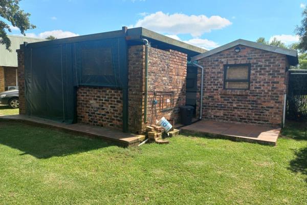 This 180ws/m stand includes the caravan. Owner has build a kitchen, braai area, shower and enclosed it with brick walls and canvas. It ...