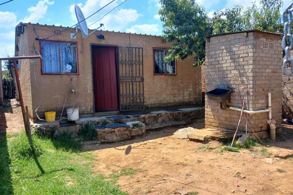 Cozy home 
Offering 2 bedrooms, lounge and kitchen as well as outside toilet.

Call for viewing