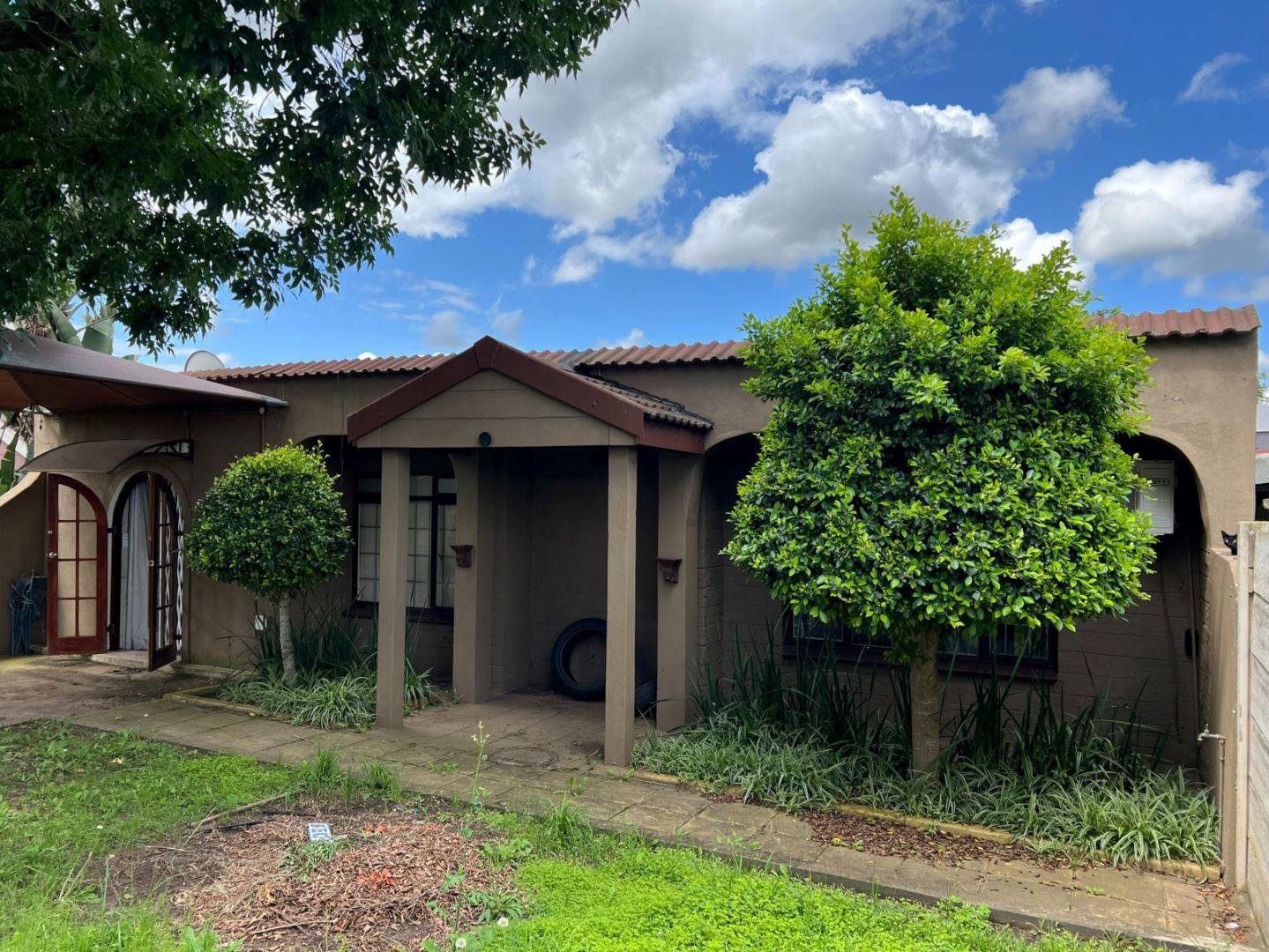 3 Bedroom Townhouse for sale in Ashburton P24113889549