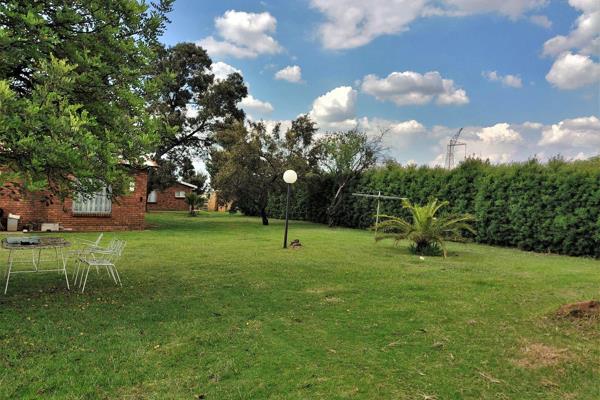 With its 2.8 hectares of fully fenced agricultural holding, this property offers two residential houses, ample storage space and ...