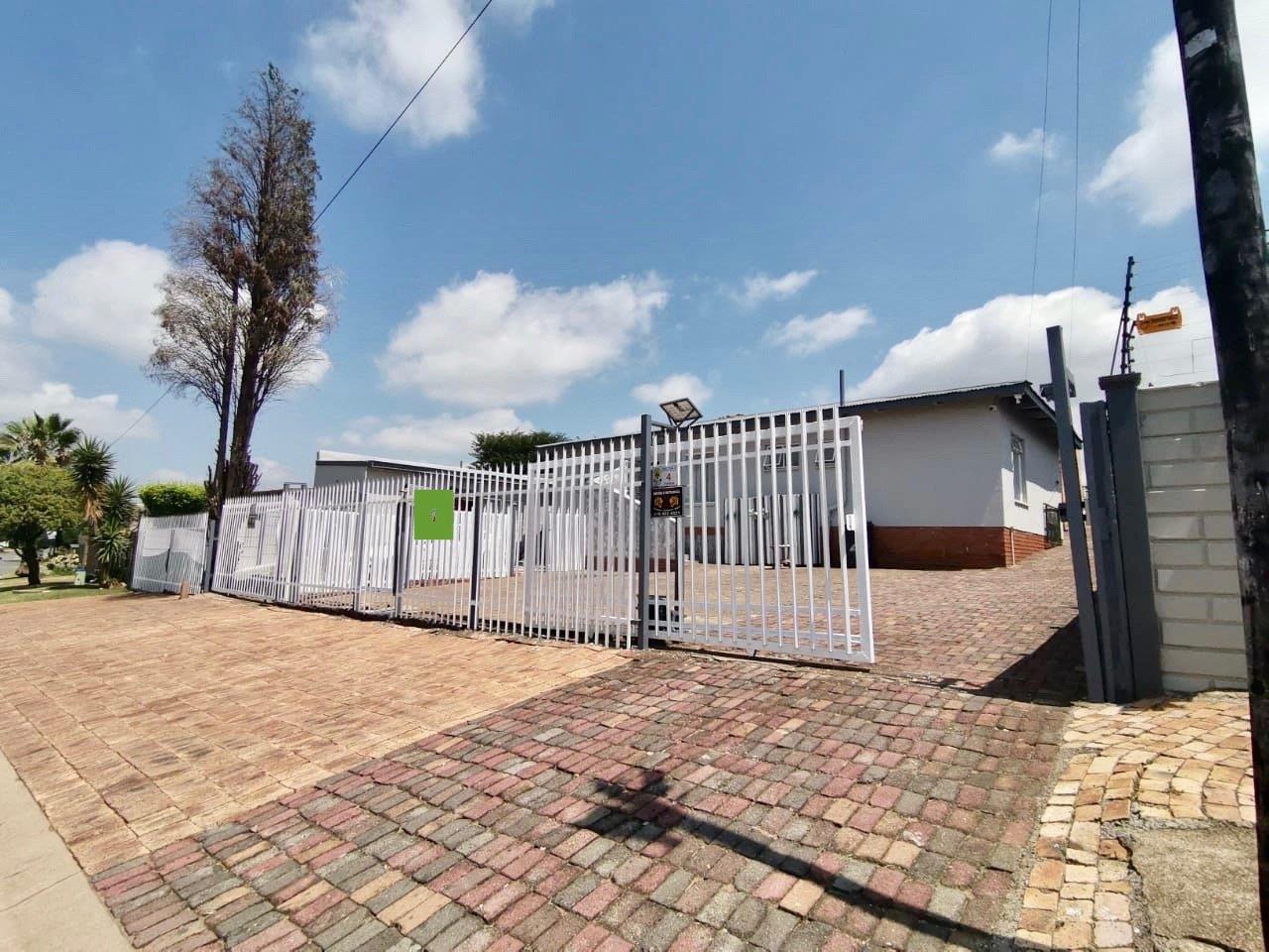 3 Bedroom House for sale in Dan Pienaarville - 4 Theron Street - P24 ...