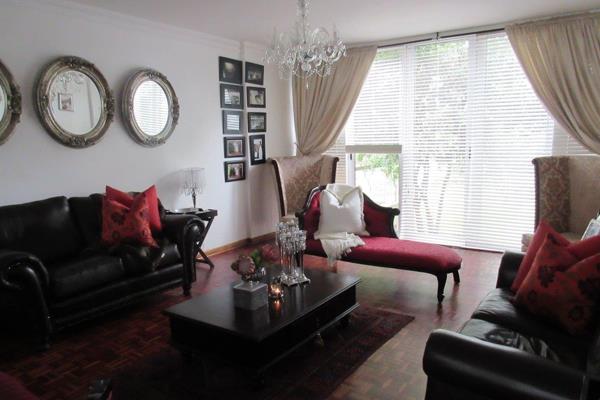 NOT TO BE MISSED

Very private corner apartment 
Entrance Hall
Lovely modern open ...