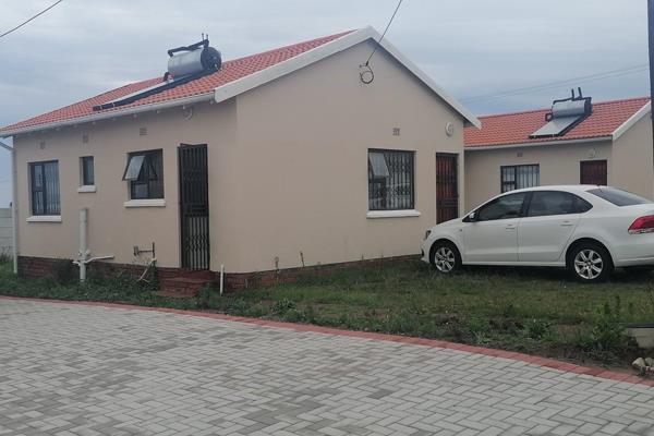 This is a 2 bedroom house with 1 bathroom. 
It consists of a kitchen, lounge, tiled floors, secured with burglar bars.

The property ...