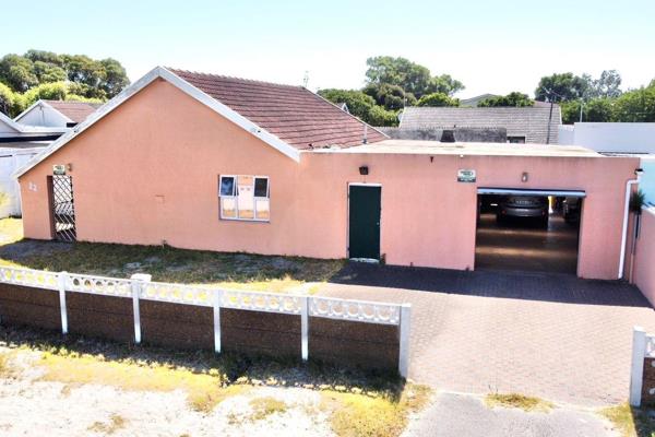 This lovely three-bedroom home in Lansdowne is near to schools and places of worship.
The living room is a decent size, the kitchen is ...