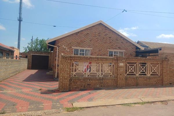 This lovely house is situated in a quiet area and offering:

Three Bedrooms
One Bathroom
Kitchen 
Lounge / TV Room

Outside you ...