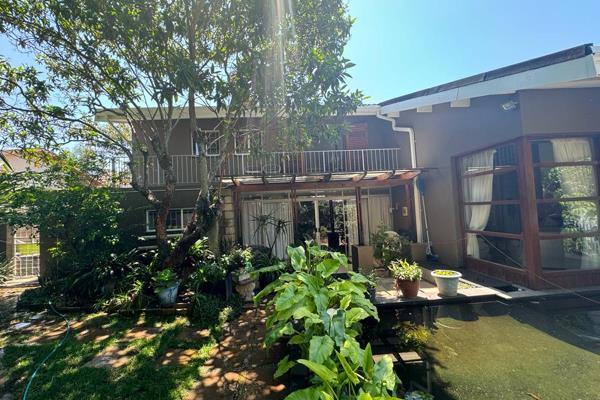 Spacious  4 Bedroom family house with a view and no-loadshedding available for rent! 
Pet friendly. 

Main bedroom with en-suite ...