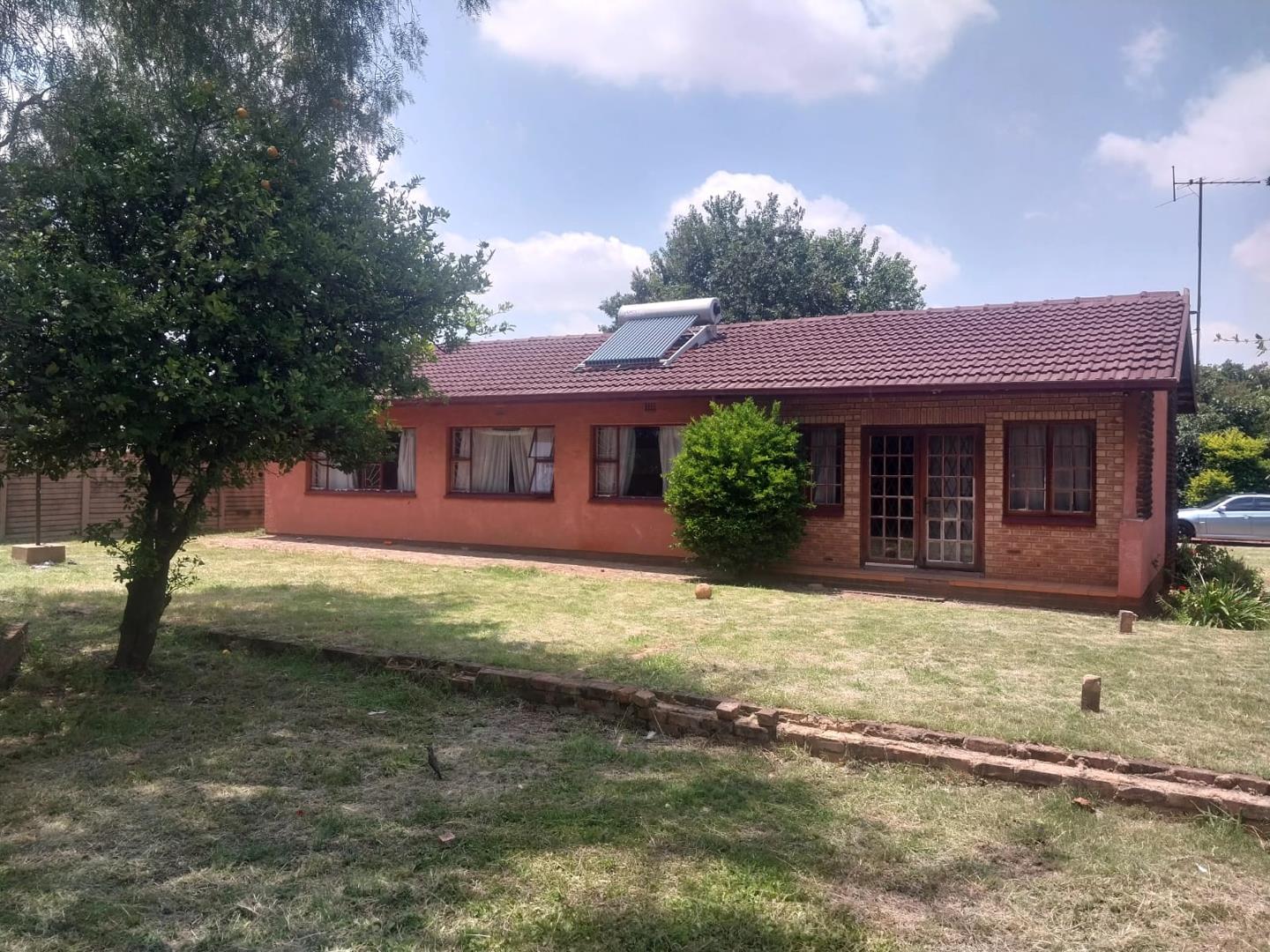 3 Bedroom House for sale in Olifantsfontein - P24-113896640