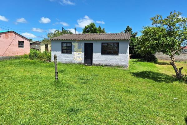 This is a 2 bedroom house with bathroom. 
This house has a kitchen, lounge and outside toilet. 

It&#39;s close to Mdantsane ...