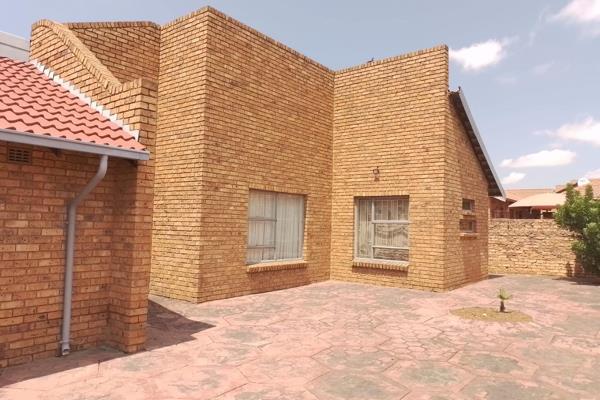 RE/MAX BLUECHIP present to you the following property:
It is in Mamelodi West
Close to ...