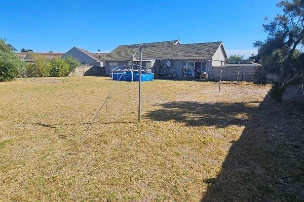 Looking for a spacious house / yard, then this is your house! This house offers a lot of ...