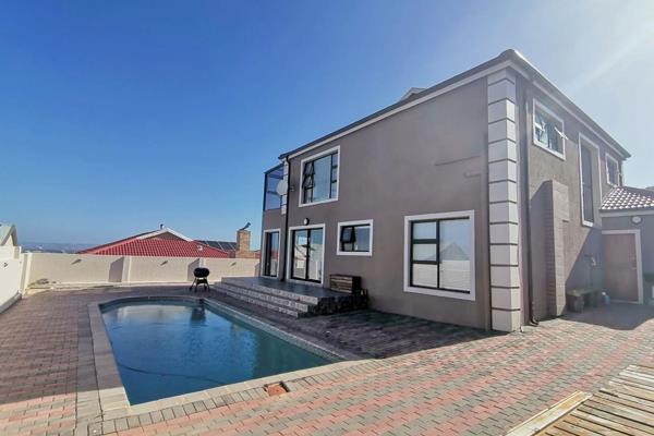 This unfurnished 5 bedroom, 3 bathroom home has open plan living on both ...