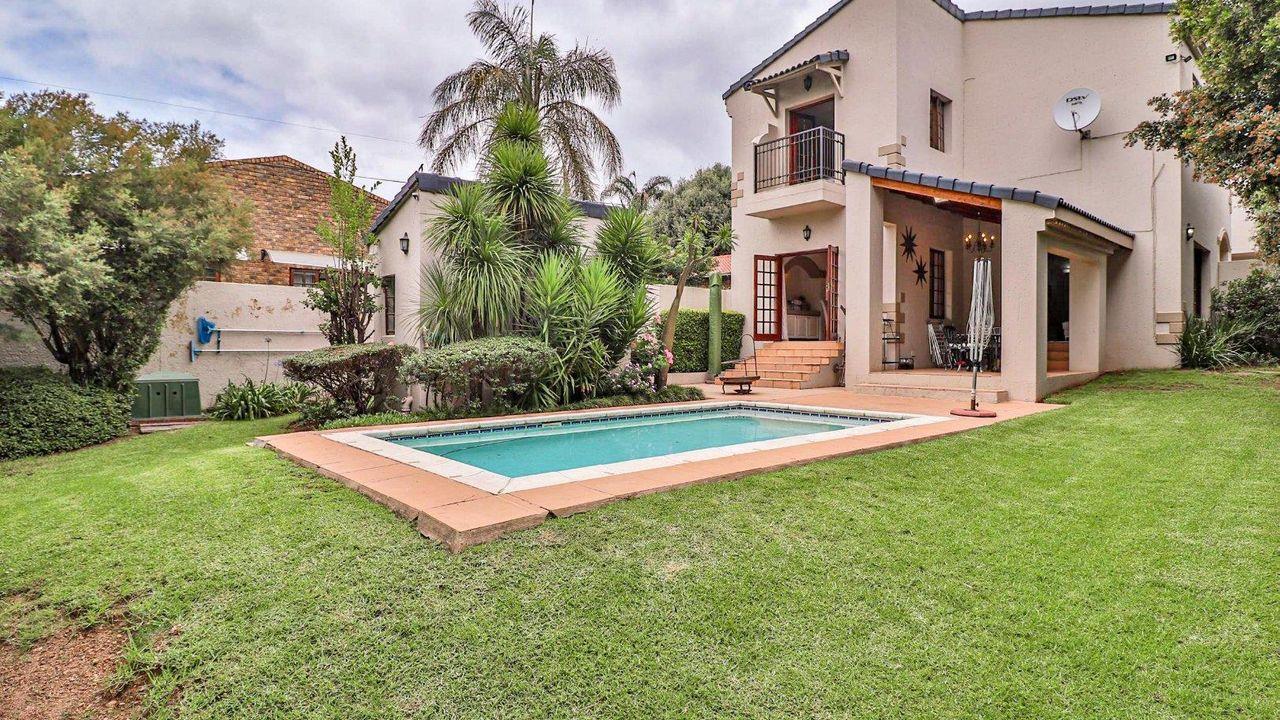 3 Bedroom House for sale in Lonehill - P24-113912952