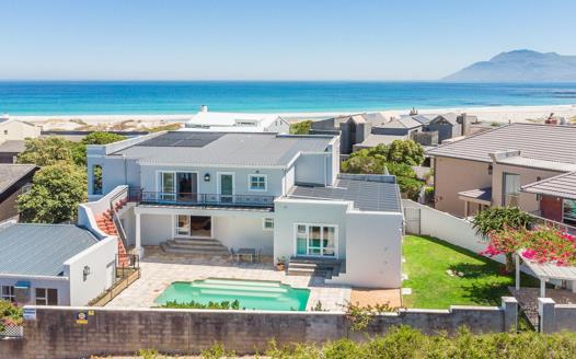 3 Bedroom House for sale in Kommetjie