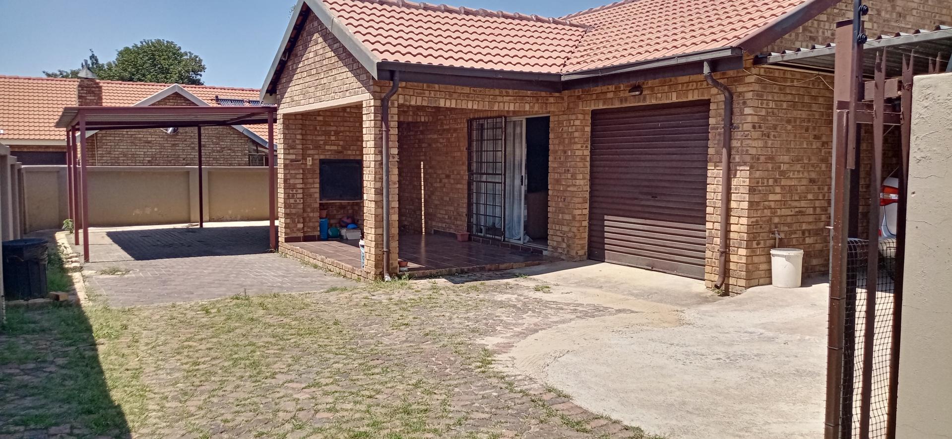 3 Bedroom House for sale in Bergsig P24113906593