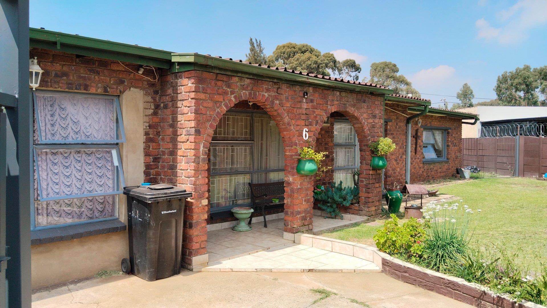 4 Bedroom House for sale in Strubenvale P24113908408