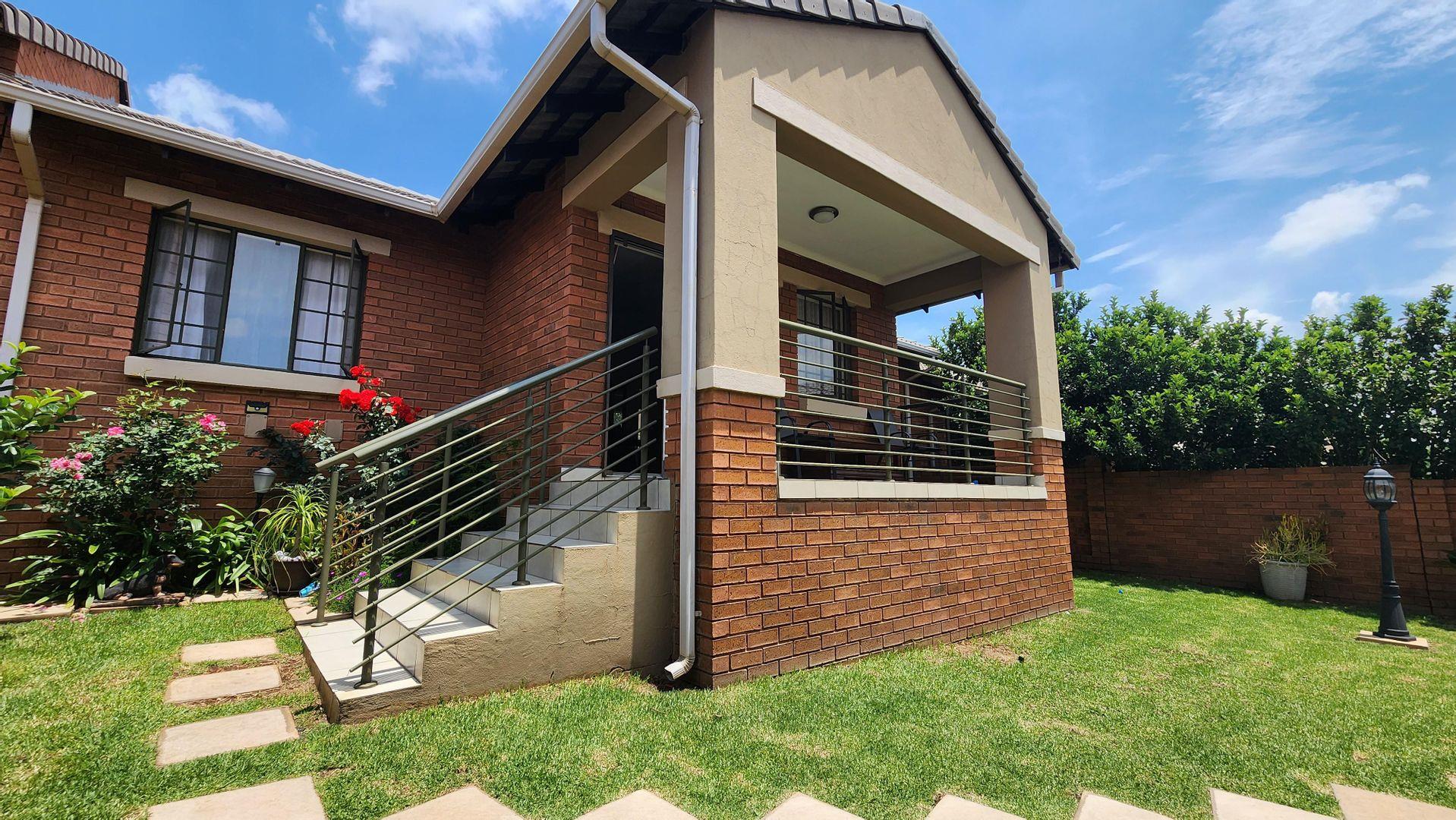 3 Bedroom Townhouse for sale in Mooikloof Ridge - P24-113909950