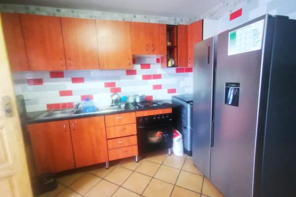 A ground floor apartment with a beautiful, fitted kitchen with a granite top, washing machine connection and double basin sink and ...