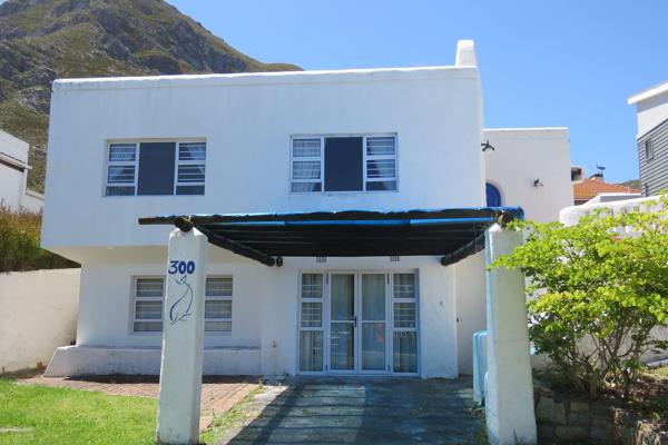 This gorgeous property is situated on the stunning mountain side of Voelklip away from the main road, in a quiet area. It is fully ...