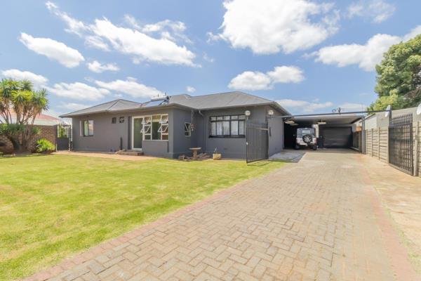 Family Home in Geduld Extension - Perfect for Entertaining,

Welcome to Your Dream Home

This charming family home in Geduld ...