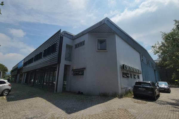 This warehouse is primely located in the heart of Linbro Business Park boasting easy ...