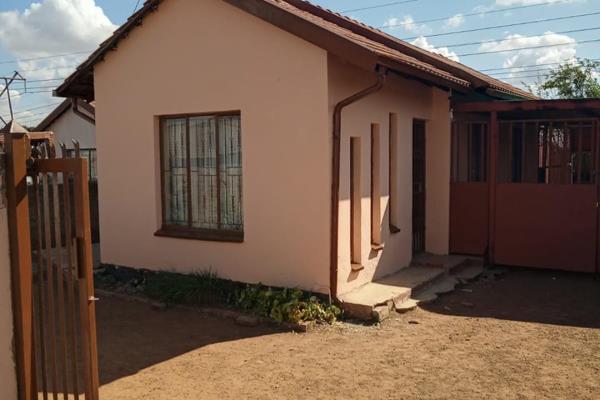 2 Beautiful Bedroom house is available now with a beautiful kitchen, lounge, bathroom and garage and 2 patlrking is available.

The ...