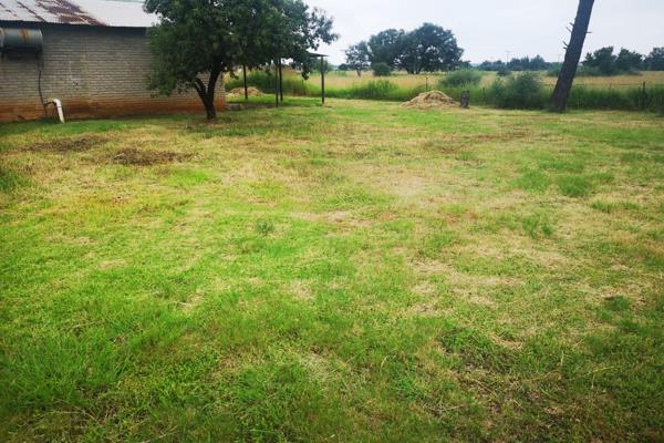 2.1 ha Plot for sale in Rosashof.

This fenced in plot offers the following:

a three bedroom house with lounge, diningroom ...