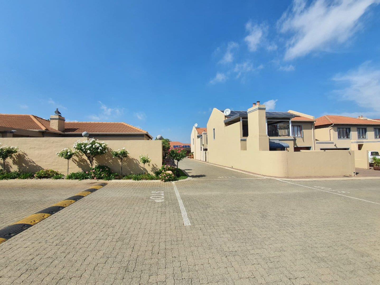 2 Bedroom Townhouse to rent in Secunda - P24-113913541