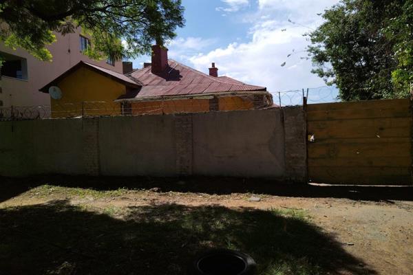 Investor&#39;s dream house for sale in Turffontein. and the property is 560 sq.  

This house have  entrance  hall that leads to ...