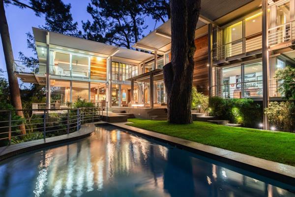 Experience elevated living on the slopes of the Table Mountain National Park in this extraordinary property that epitomizes luxury ...