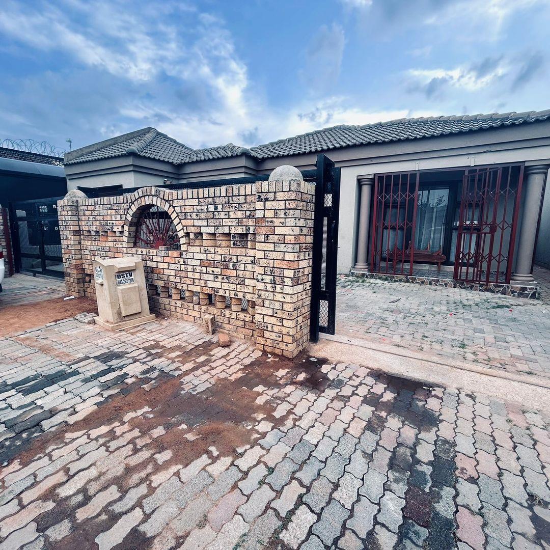 3 Bedroom House for sale in Rabie Ridge - P24-113915719