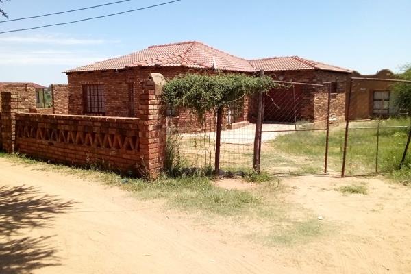 3 Bedrooms with one Bath,
Lounge,
Dining, 
Kitchen, 
Borehole, 
Outside flushing toilet 
In a village next to Letlamoreng Dam 