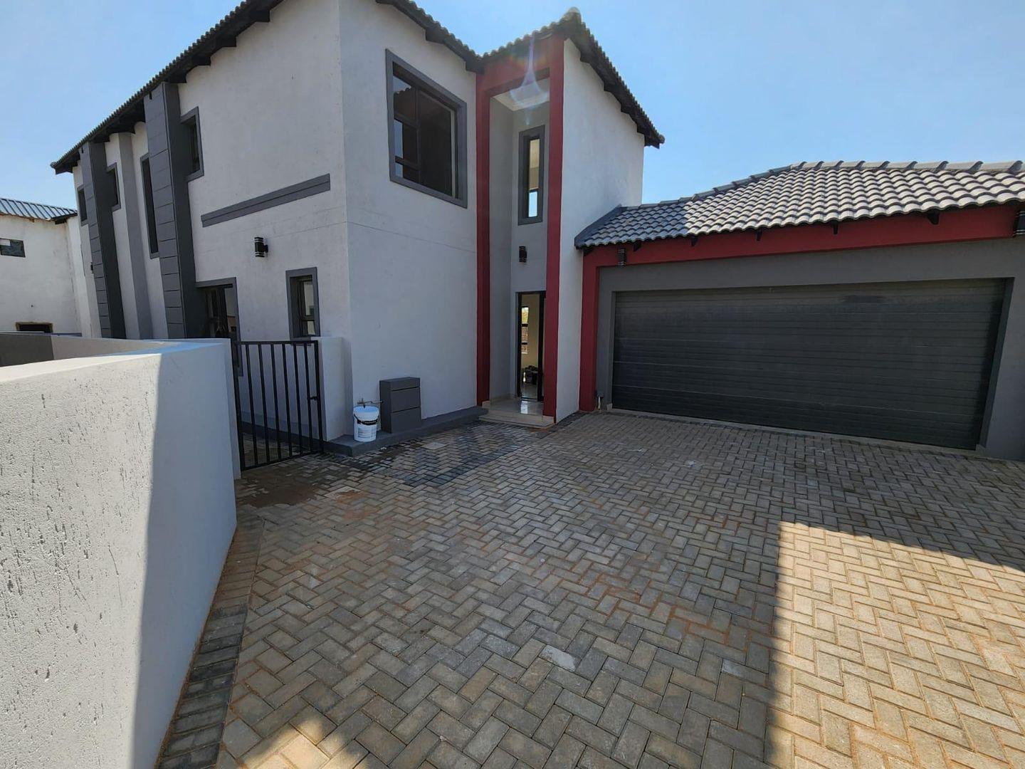 4 Bedroom House for sale in Zambezi Manor Lifestyle Estate - P24-111248201