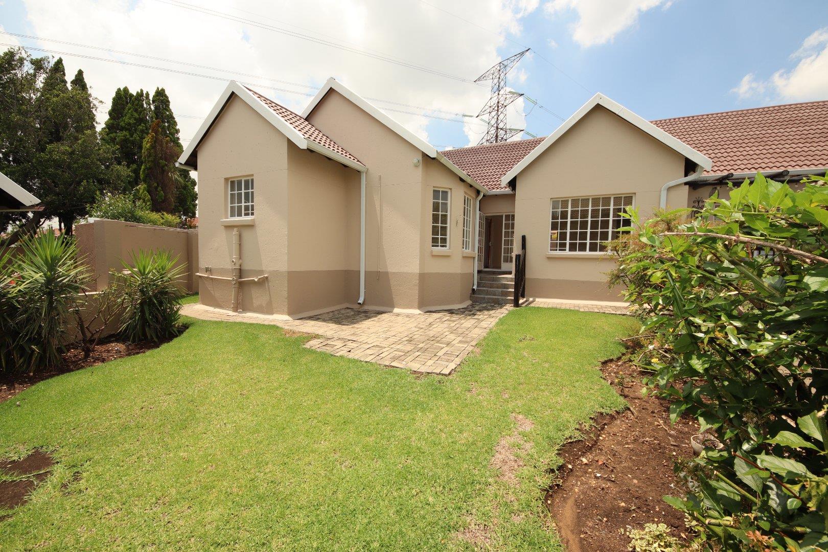 5 Bedroom Townhouse for sale in Eden Glen P24113921618