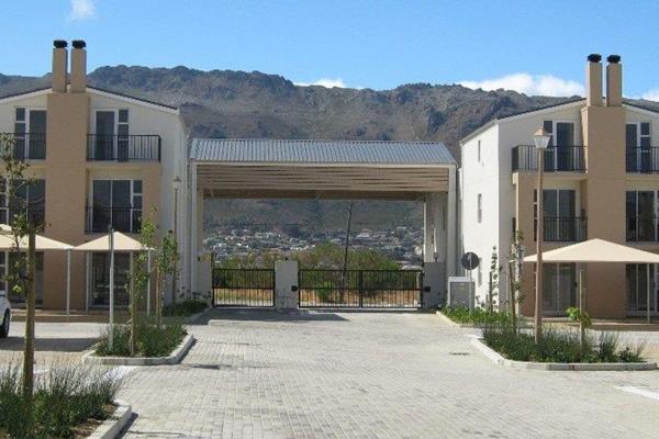 This one bedroom first floor apartment to rent in Mont Blanc, Gordons Bay offers the ...