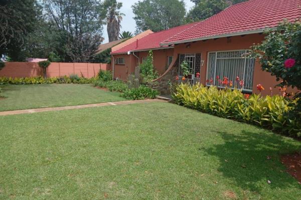 This is stunning well maintained property situated in quiet area in Persida,springs and offers 3 bedroom ,lovey kitchen, dining room ...