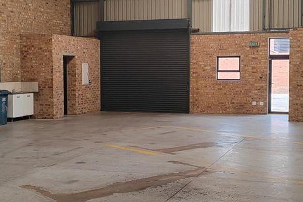 250m2 factory/warehouse in the N4 Gateway to let. Ideal as storage facility for distribution. 3phase available.  Easy access to the N4 ...