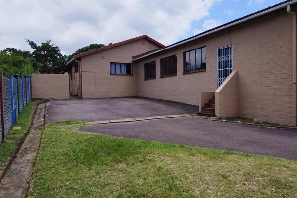 This property has so much to offer at the most affordable price. Situated in prime area in Pinelands allowing easy access to local ...