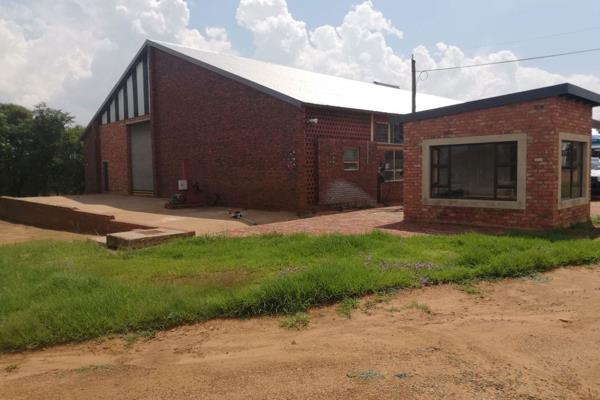 This property has an area of approximately 4000-4500sqm and is situated about 10km off the main Vereeniging/Heidelberg Road.

It&#39;s ...