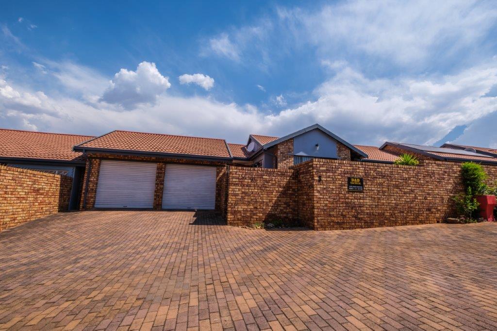 3 Bedroom Townhouse for sale in Glenvista P24113929747