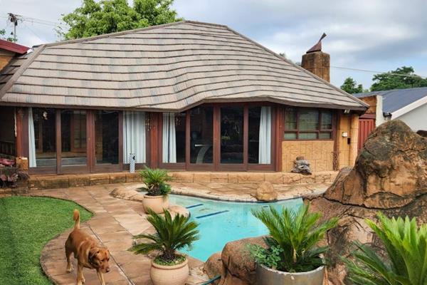 Introducing a spacious family home located in the desirable suburb of Pretoria Gardens. This 4-bedroom house is packed with features ...